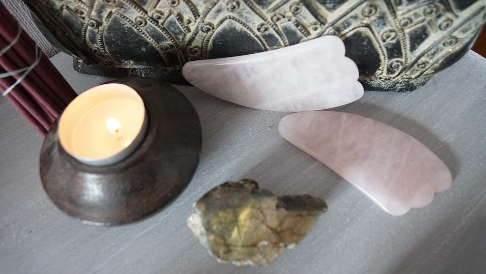 massage du visage gua sha quartz roses